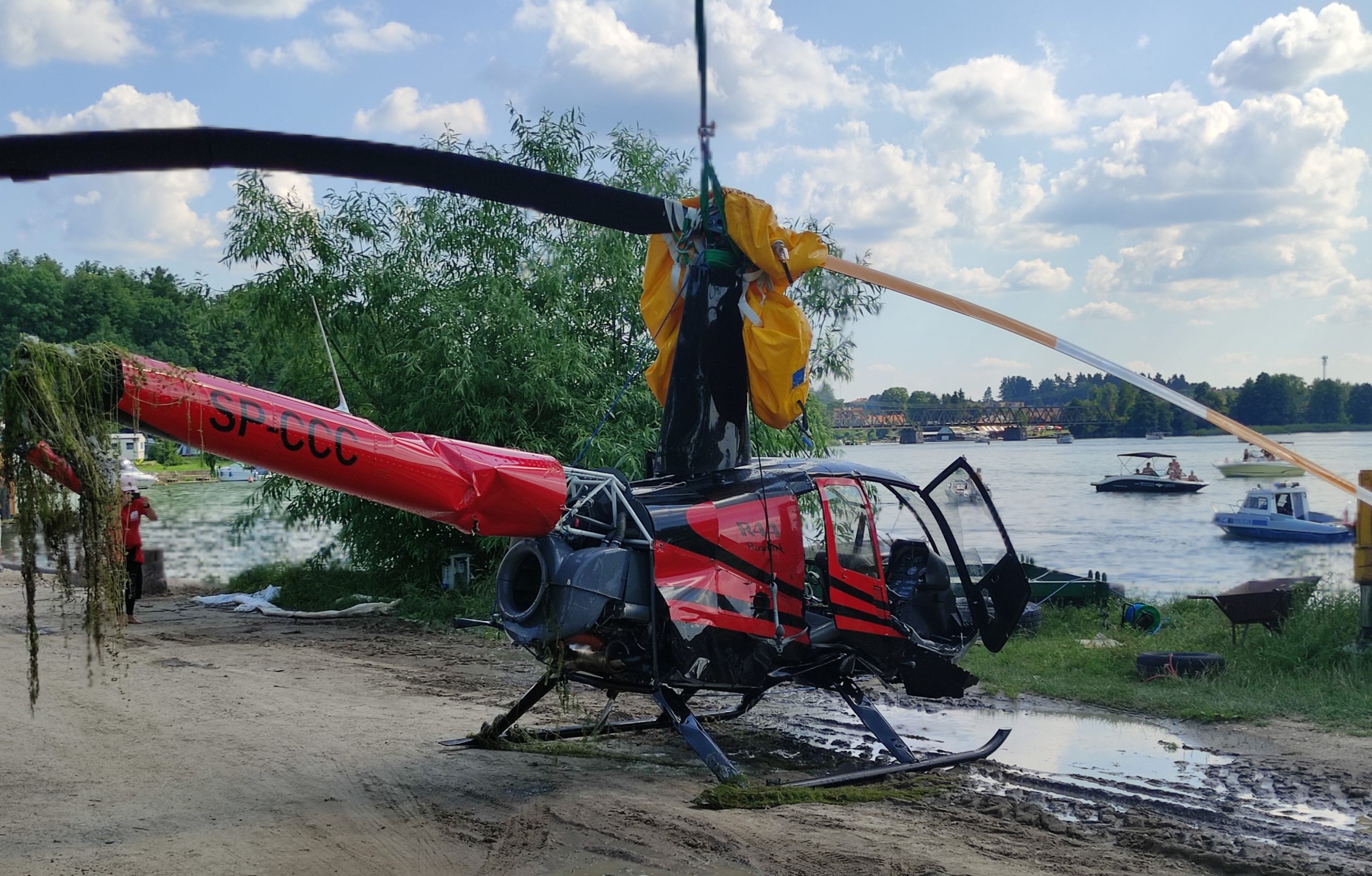 Helikopter w jeziorze Tałty. Akcja strażaków trwała ponad 9 godzin