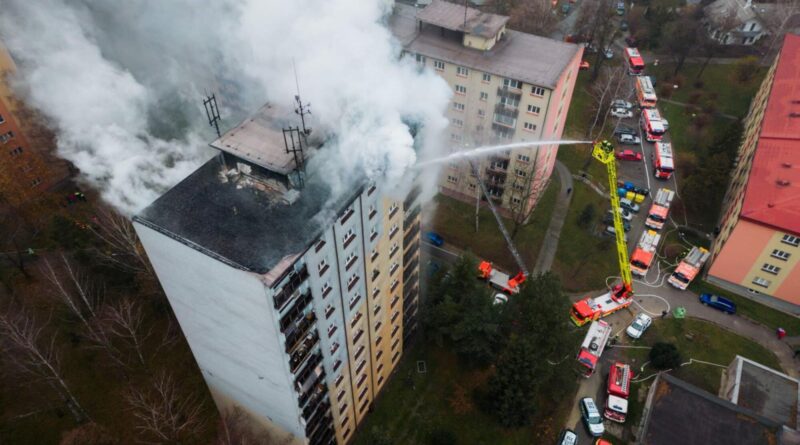 Pożar bloku w Czeskim Cieszynie. W akcji uczestniczyli polscy strażacy