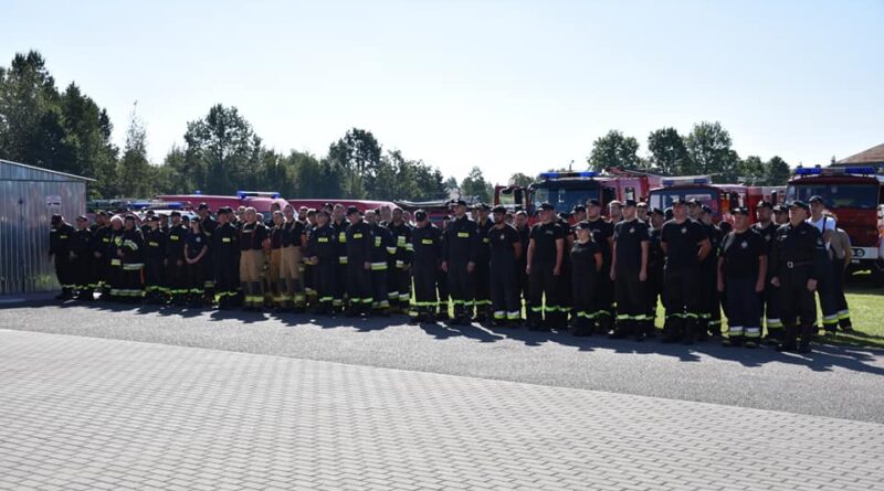 Manewry pożarnicze OSP w Podborzu. Druhowie przećwiczyli wypadek lotniczy