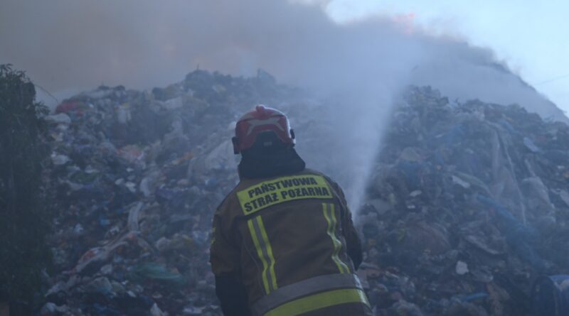 Chorzów: Pożar składowiska odpadów przemysłowych. W działaniach ponad 200 strażaków