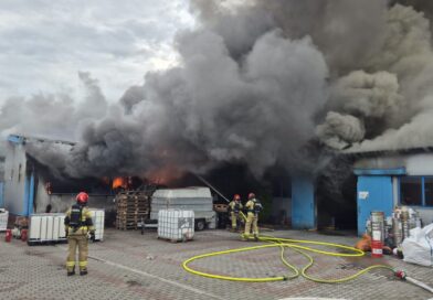 Włocławek. Duży pożar hali z chemikaliami