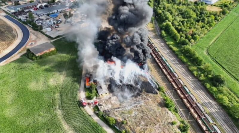 Strzegom. Pożar składowiska odpadów – 26 godzin intensywnych działań strażaków